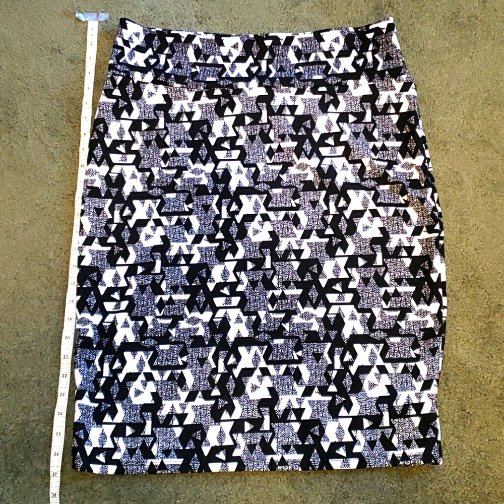 2XL Lularoe Cassie skirt tribal black white